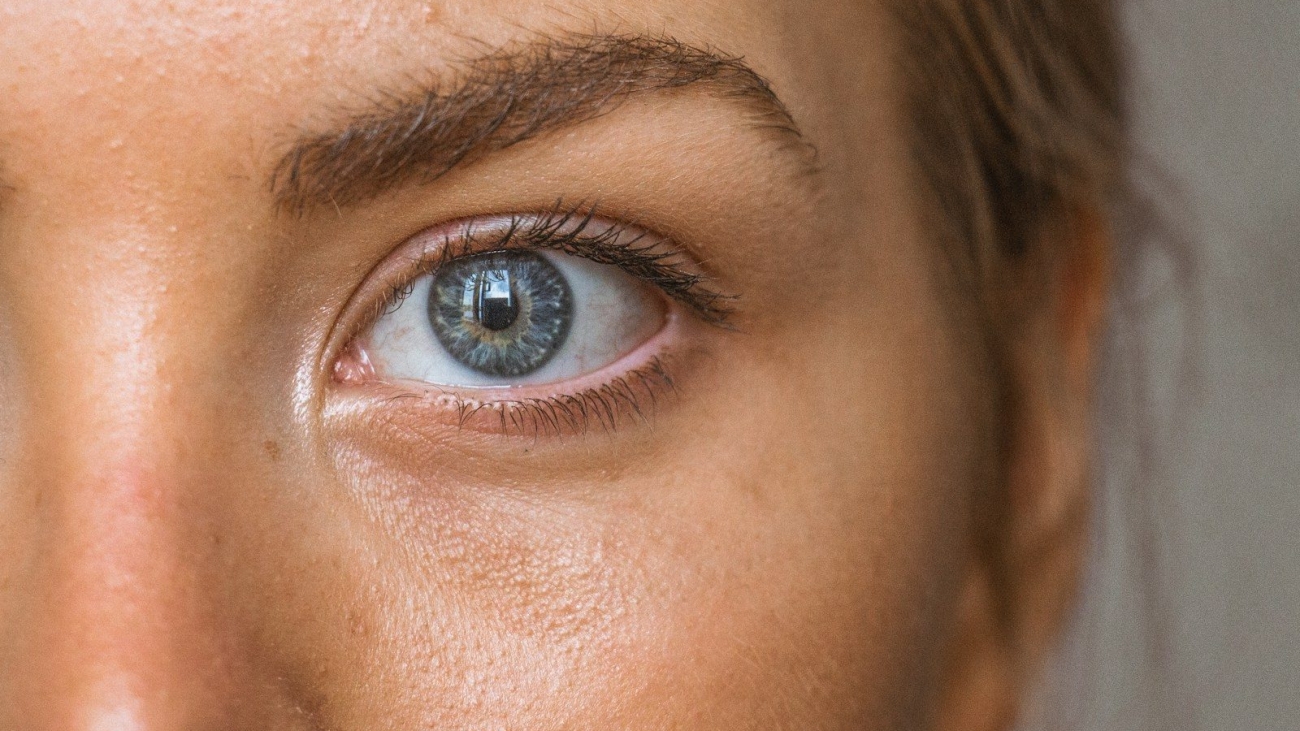 close-up photo of persons eye