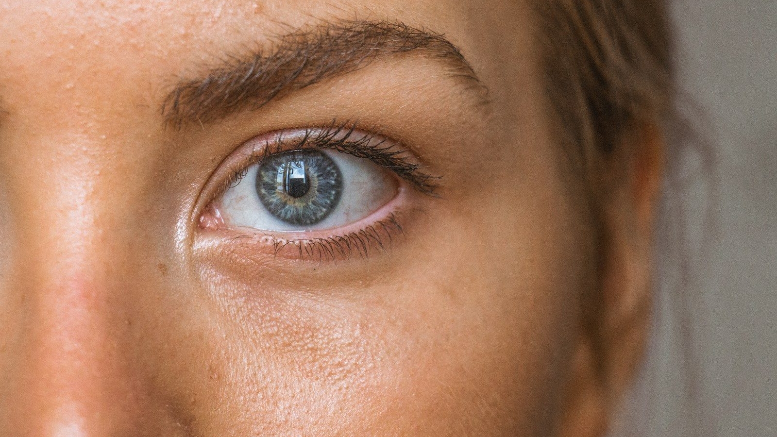close-up photo of persons eye