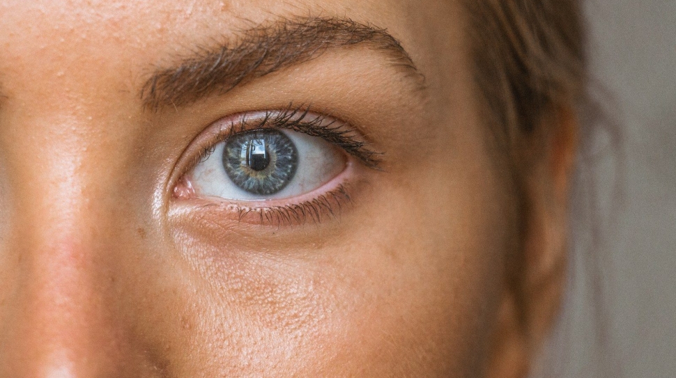 close-up photo of persons eye
